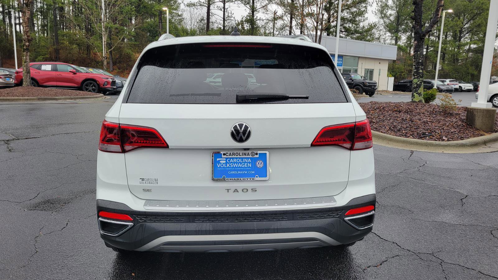 Used 2022 Volkswagen Taos SE w/ Panoramic Sunroof Package image 4