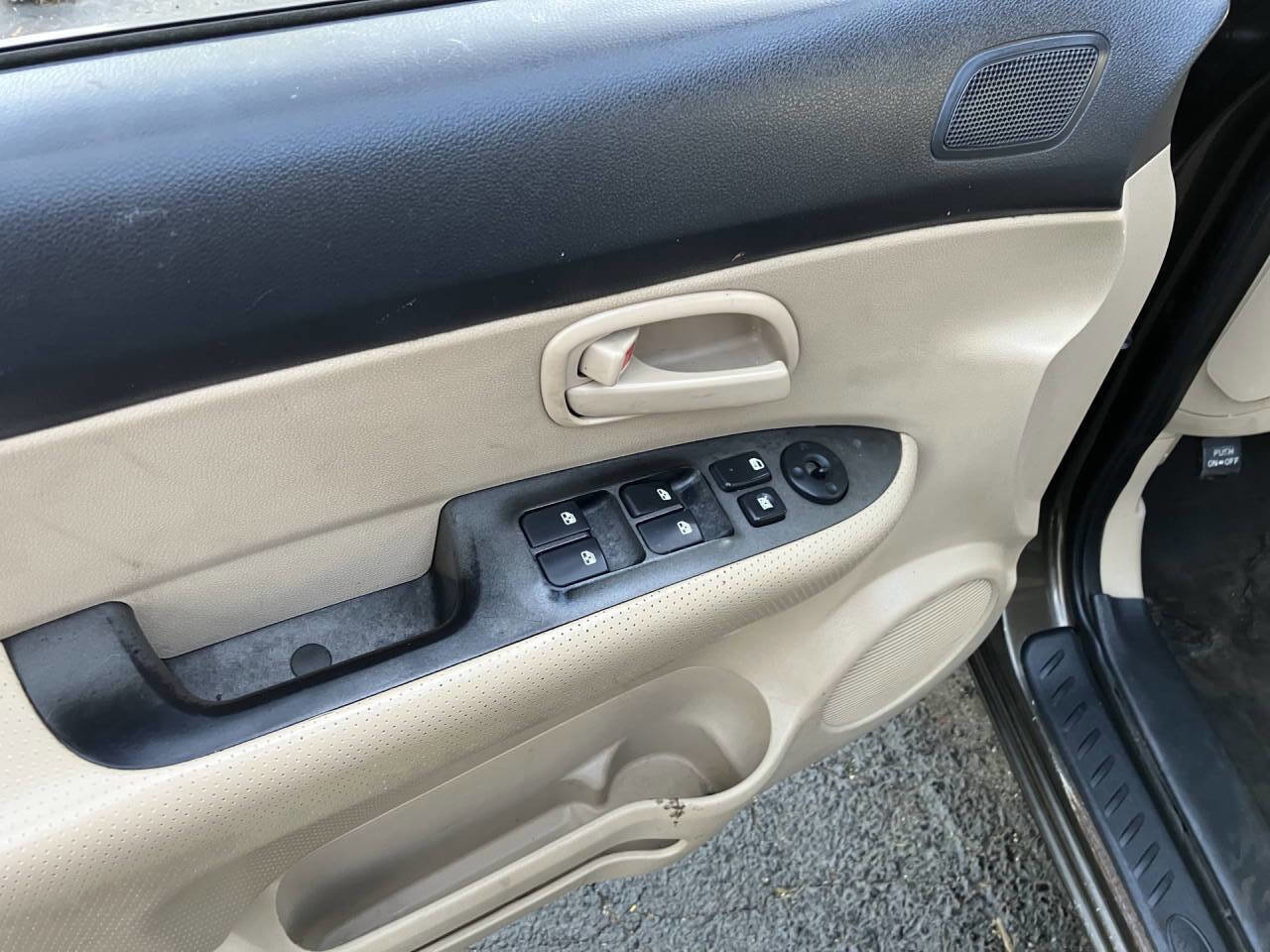 Used 2009 Kia Rondo LX image 24