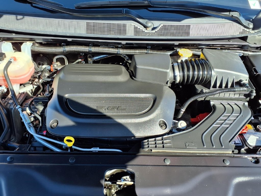 Used 2025 Chrysler Pacifica Limited FWD image 3