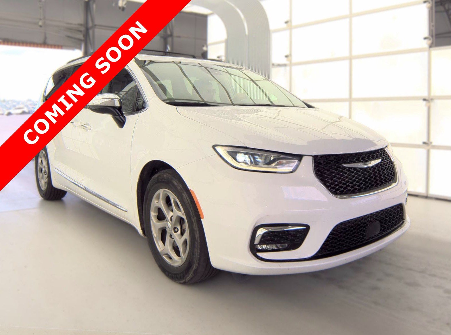 Used 2023 Chrysler Pacifica Limited FWD image 3