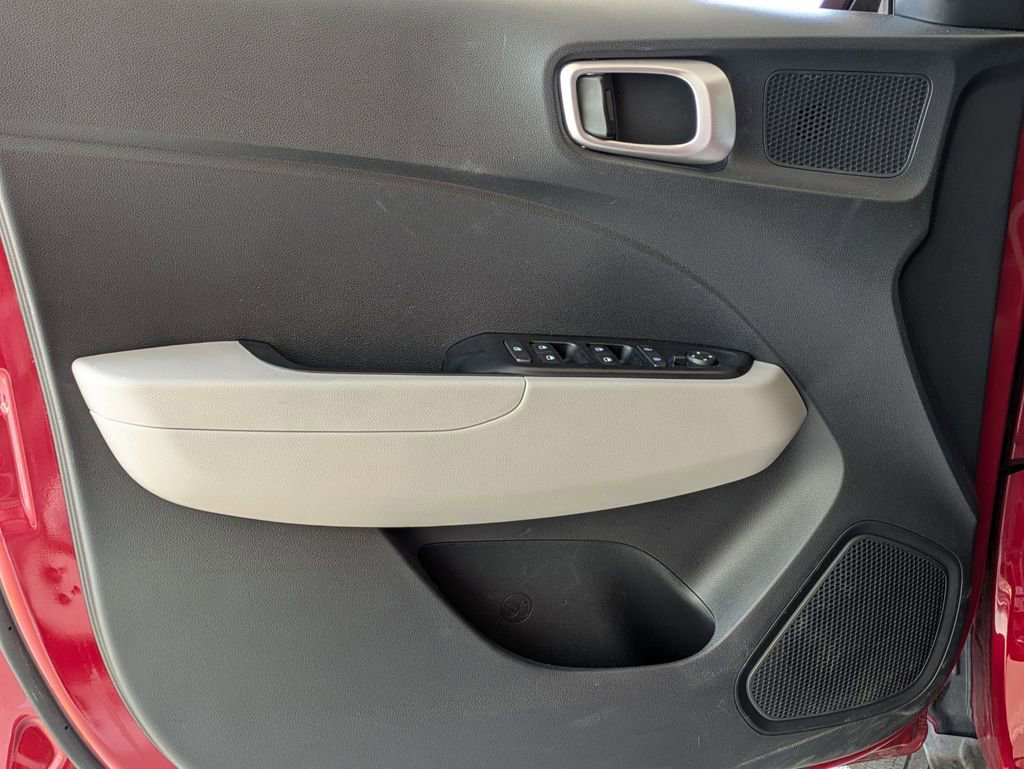 Used 2025 Hyundai Venue SEL FWD image 11