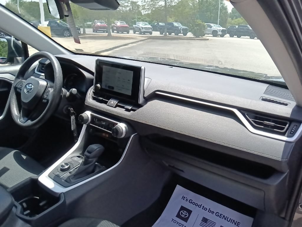 Used 2025 Toyota RAV4 LE AWD/4WD image 33