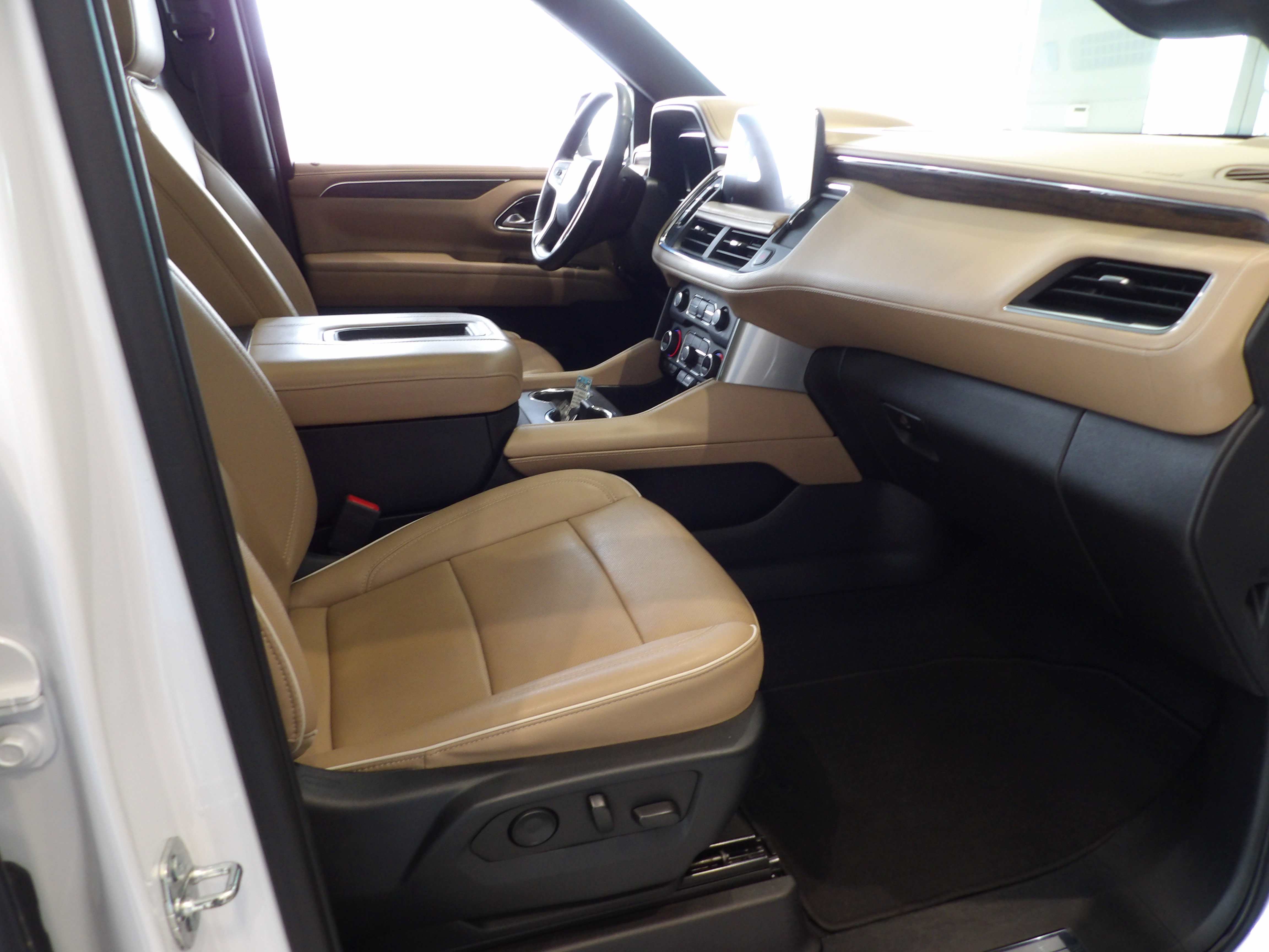Used 2023 Chevrolet Suburban Premier AWD/4WD image 28