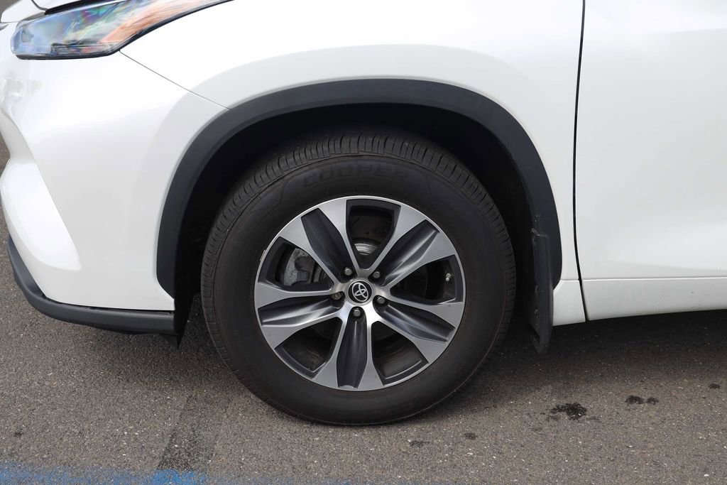 Used 2022 Toyota Highlander XLE image 10