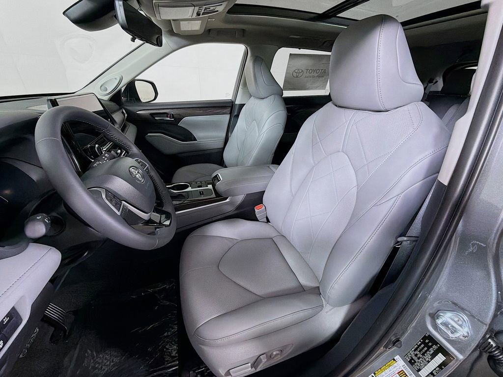 New 2026 Toyota Highlander Platinum image 11