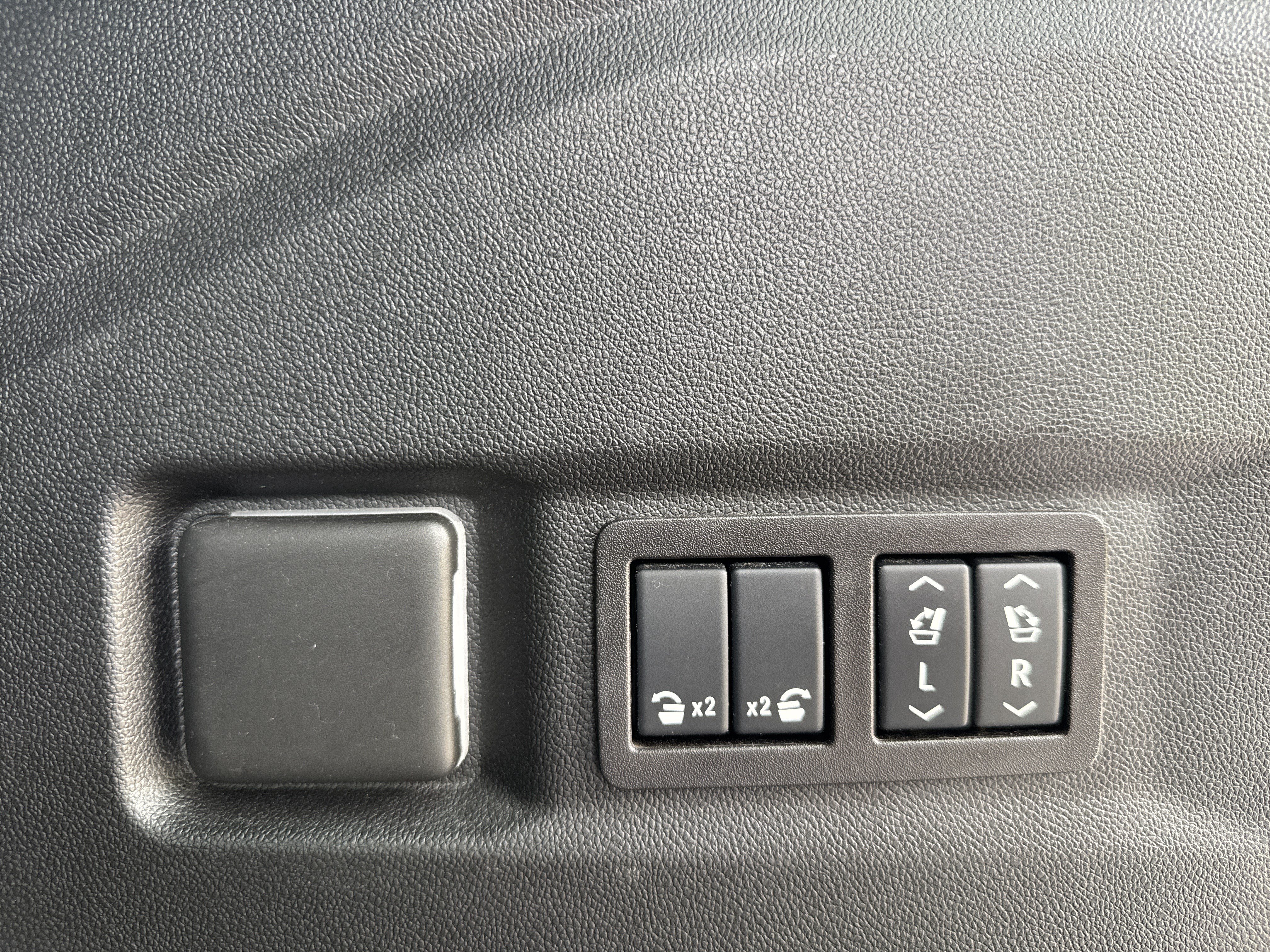 Used 2025 GMC Yukon AT4 Ultimate AWD/4WD image 41