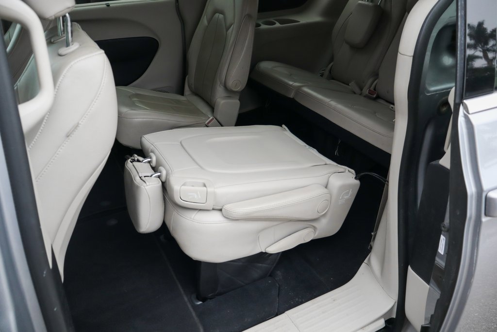 Used 2021 Chrysler Pacifica Touring-L image 44