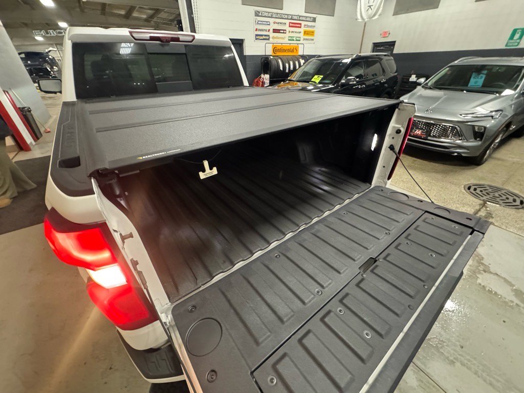 Used 2025 Chevrolet Silverado 1500 High Country image 9