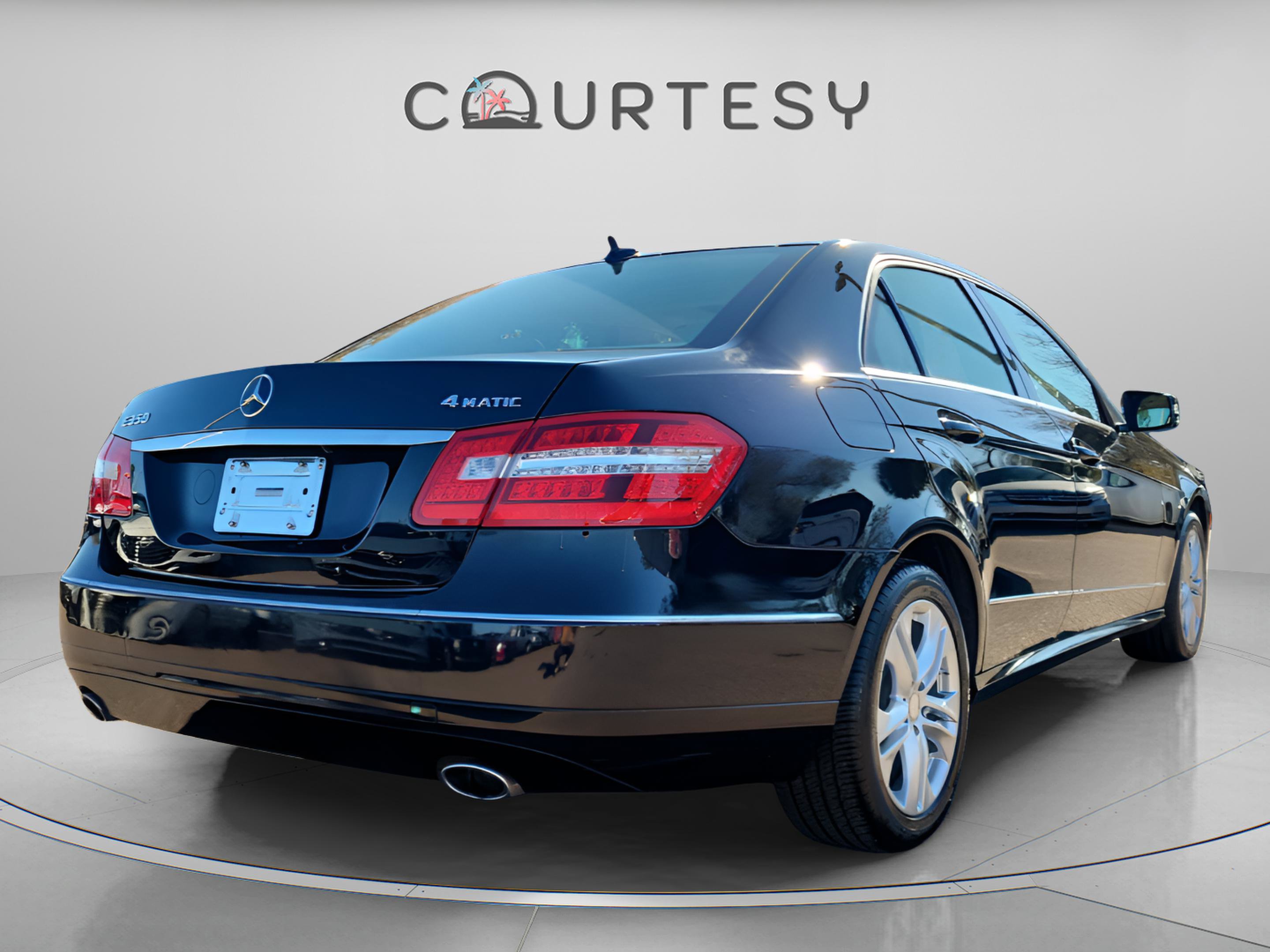 Used 2010 Mercedes-Benz E 350 4MATIC Sedan image 4