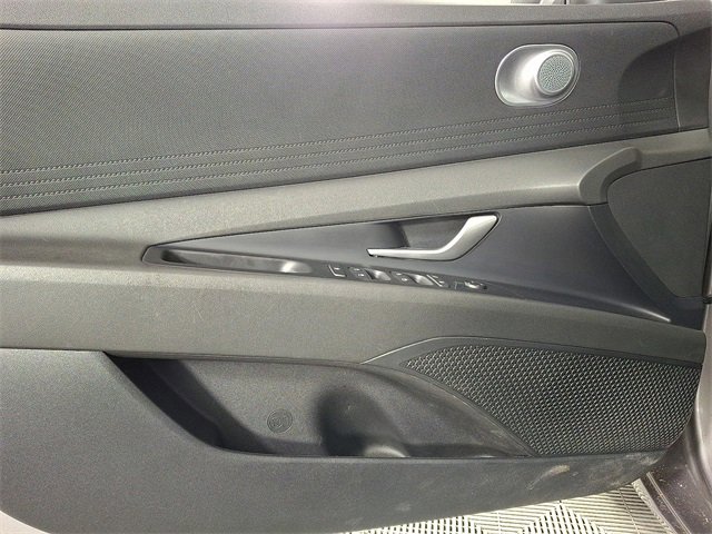 Used 2023 Hyundai Elantra SE w/ Preferred Accessory Package image 17