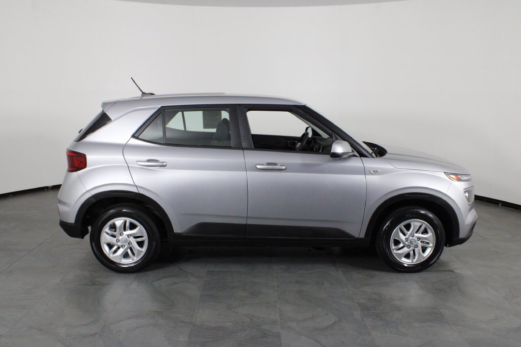 Certified 2025 Hyundai Venue SE FWD image 12