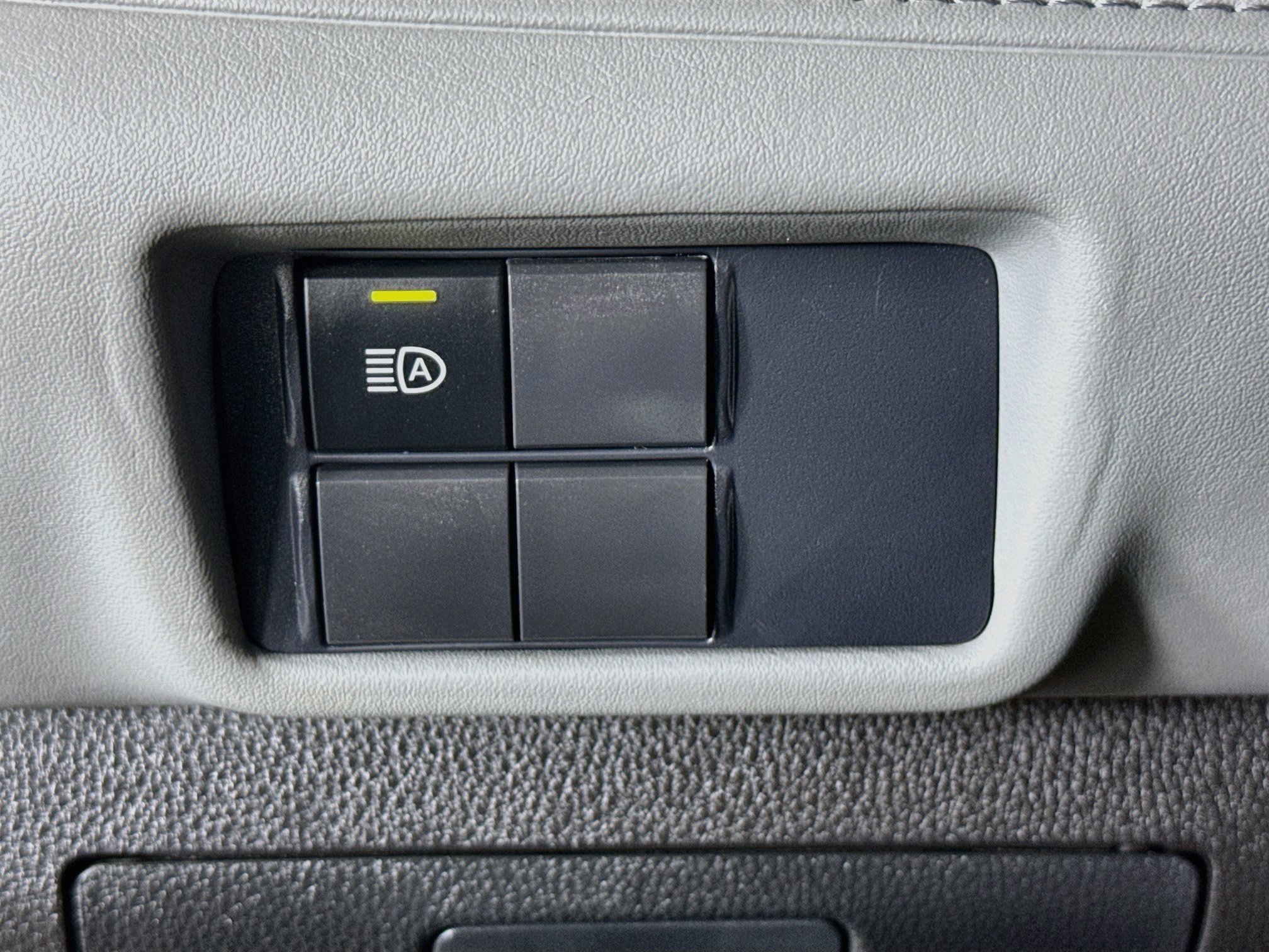 Used 2021 Toyota Highlander L FWD image 9
