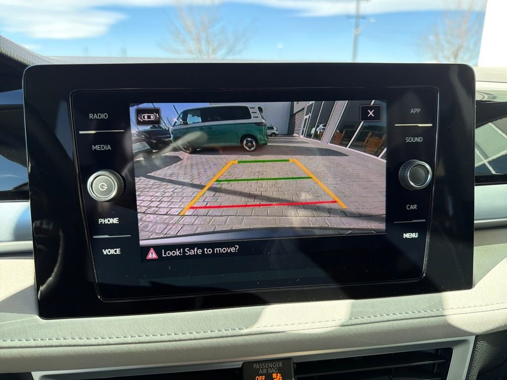 Certified 2025 Volkswagen Taos SE image 22