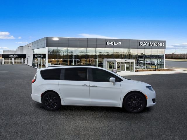 Used 2019 Chrysler Pacifica Touring Plus w/ S Appearance Package FWD image 2
