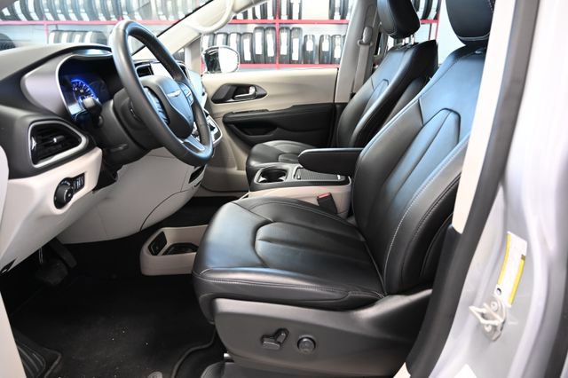 Used 2024 Chrysler Pacifica Touring-L FWD image 10
