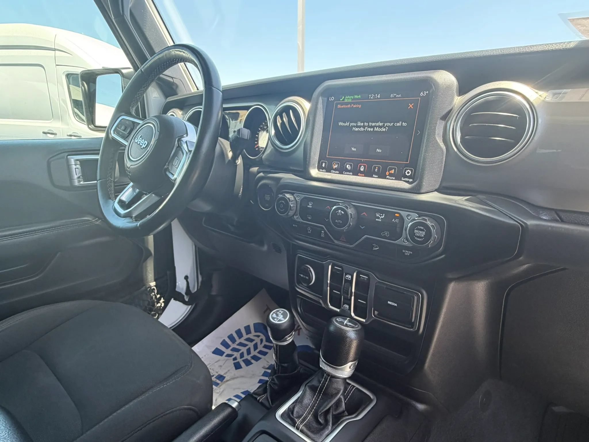 Used 2018 Jeep Wrangler Unlimited Sahara w/ Uconnect 4C Nav & Sound Group AWD/4WD image 17
