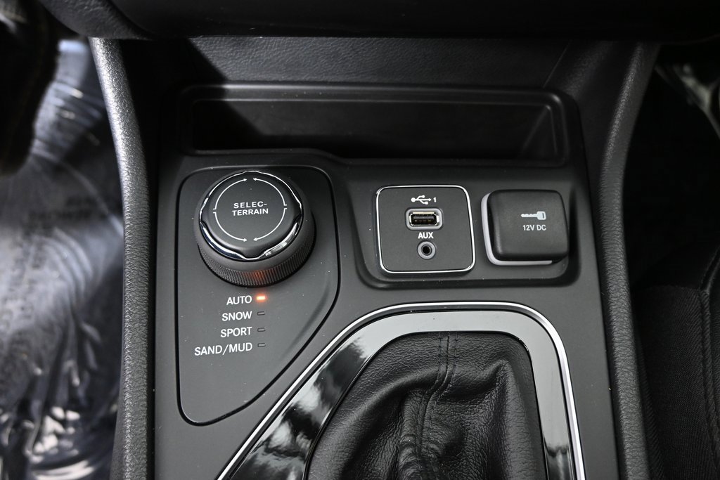 Used 2022 Jeep Cherokee Limited image 32