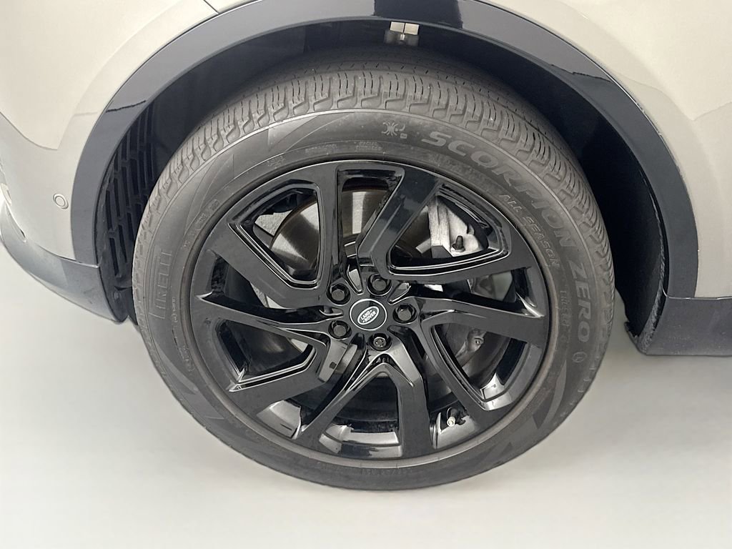Certified 2024 Land Rover Discovery Dynamic SE image 30