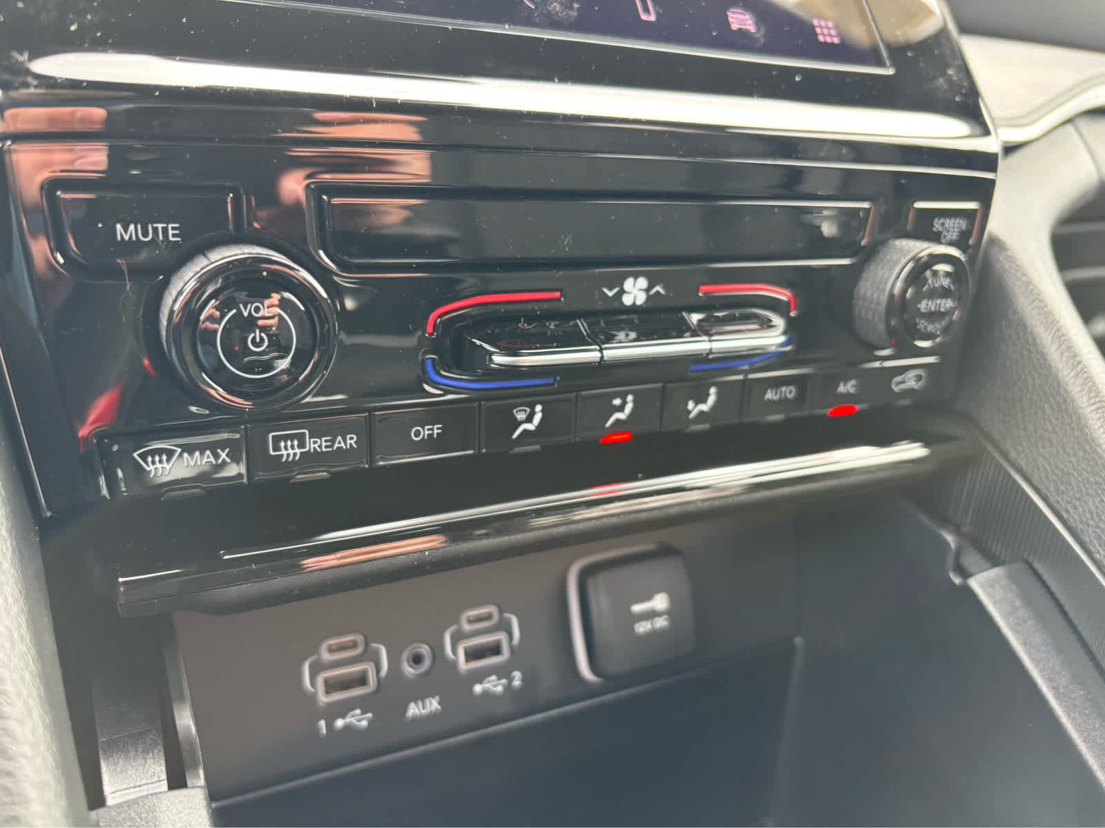 Used 2025 Jeep Grand Cherokee Laredo RWD image 28