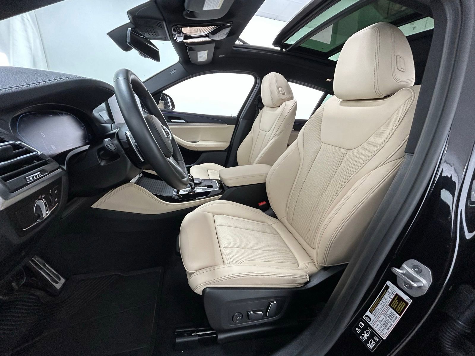 Used 2025 BMW X4 xDrive30i w/ M Sport Package AWD/4WD image 29