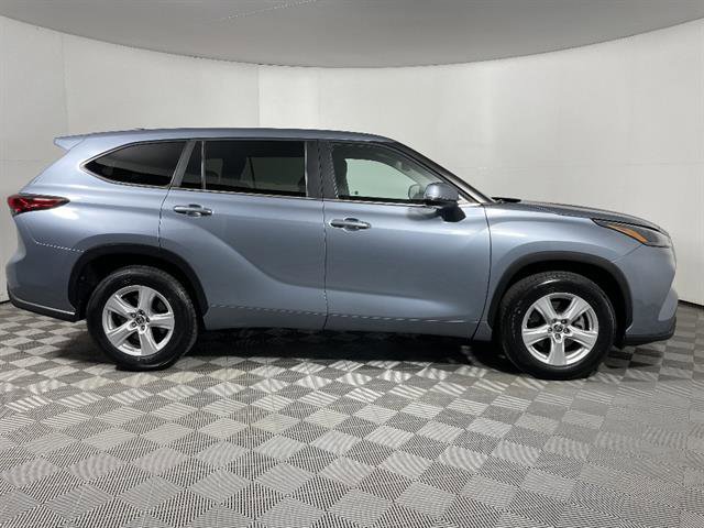Used 2023 Toyota Highlander LE image 7