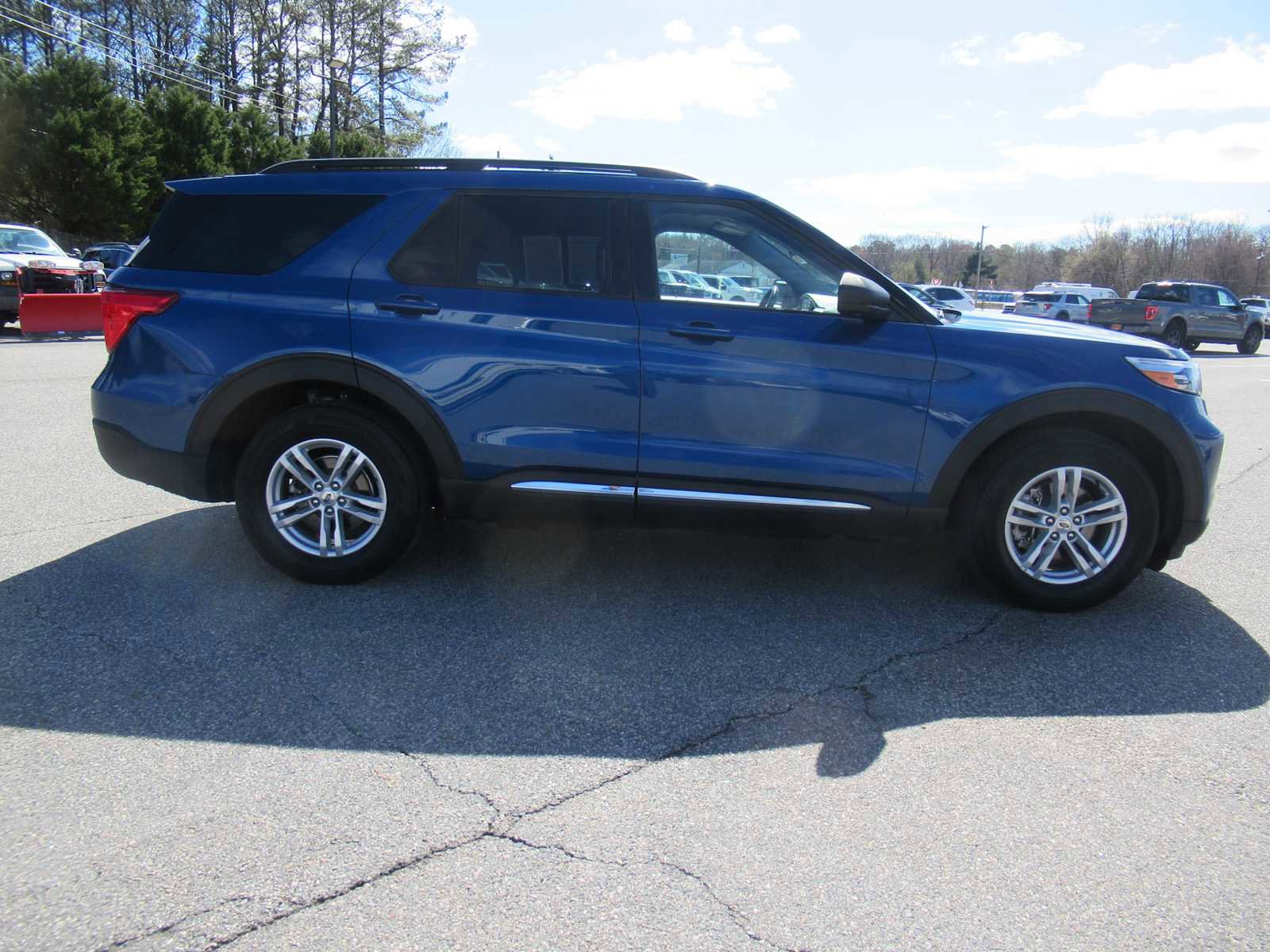 Used 2022 Ford Explorer XLT w/ Equipment Group 202A image 4