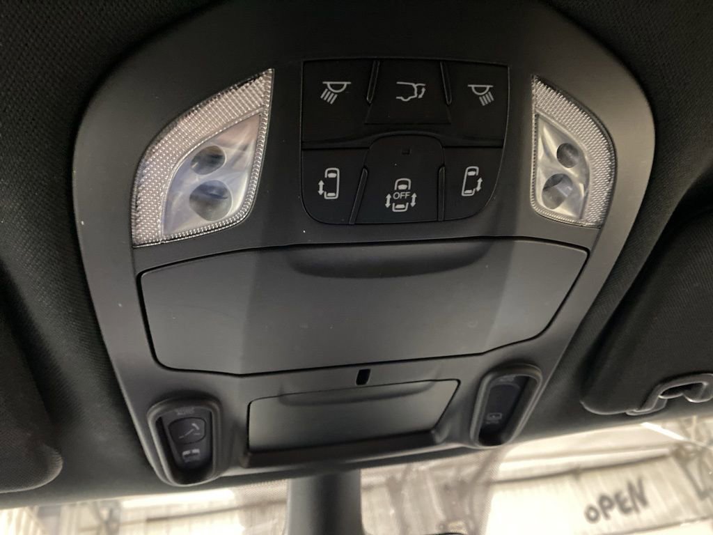 Used 2025 Chrysler Pacifica Limited FWD image 47