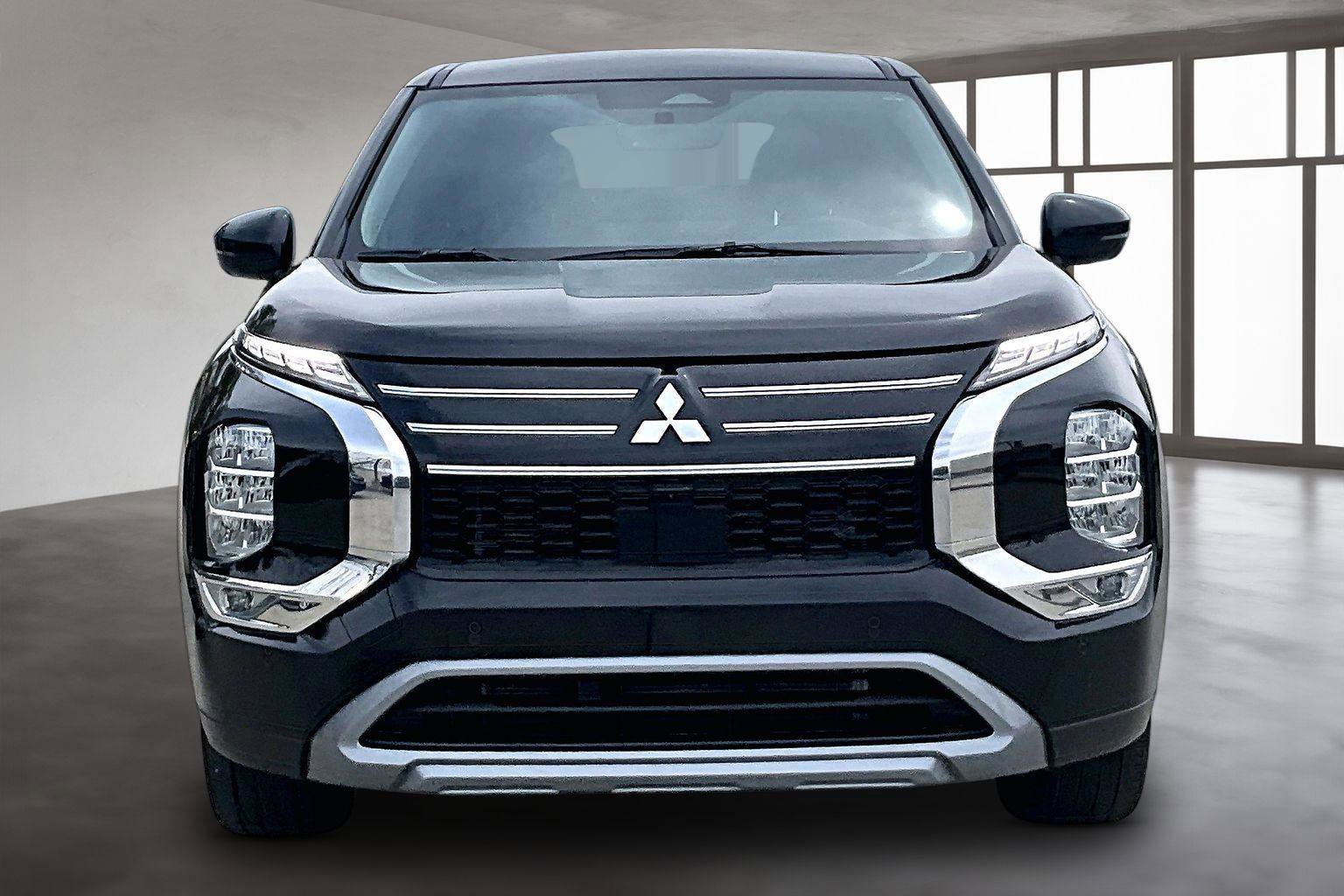 Used 2025 Mitsubishi Outlander SE FWD image 4