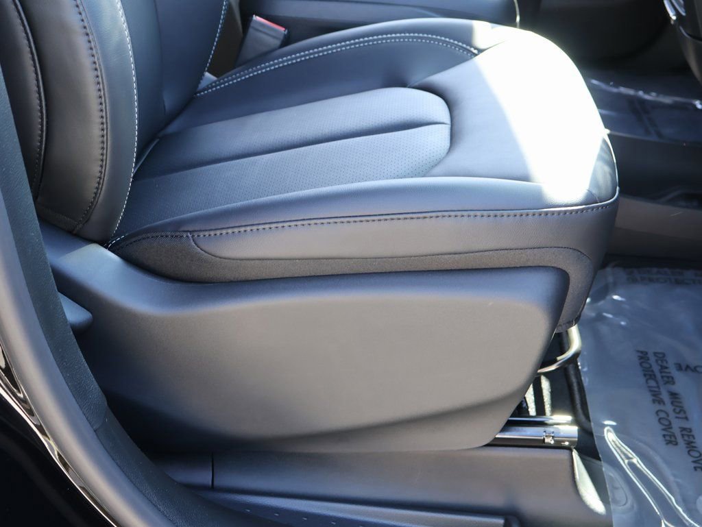 New 2026 Chrysler Pacifica Select image 10