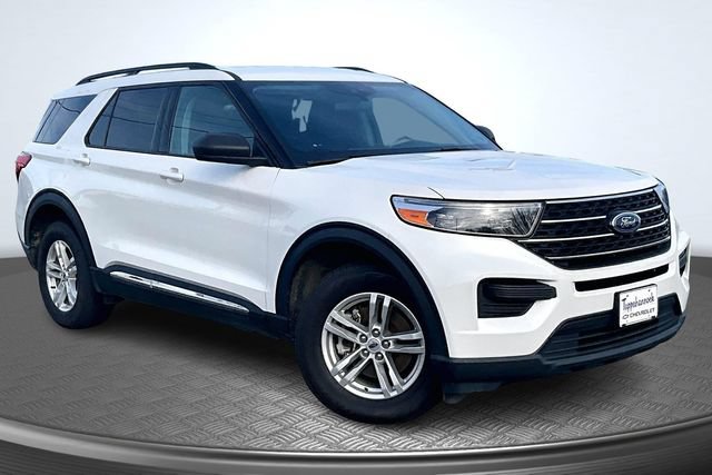 Used 2023 Ford Explorer XLT AWD/4WD image 3