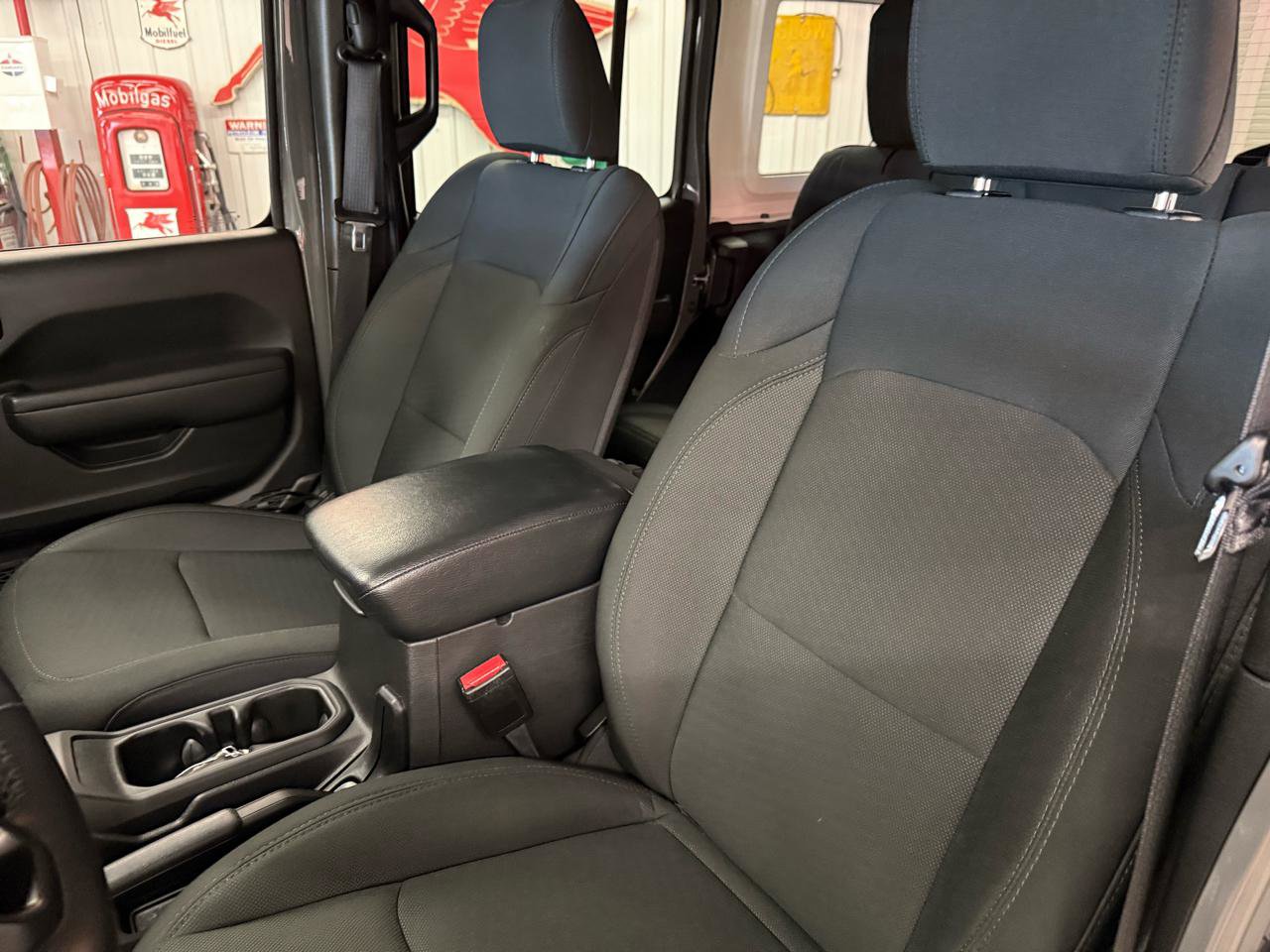 Used 2022 Jeep Wrangler Unlimited Sport image 16