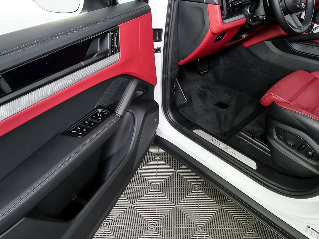 Certified 2024 Porsche Cayenne AWD/4WD image 8