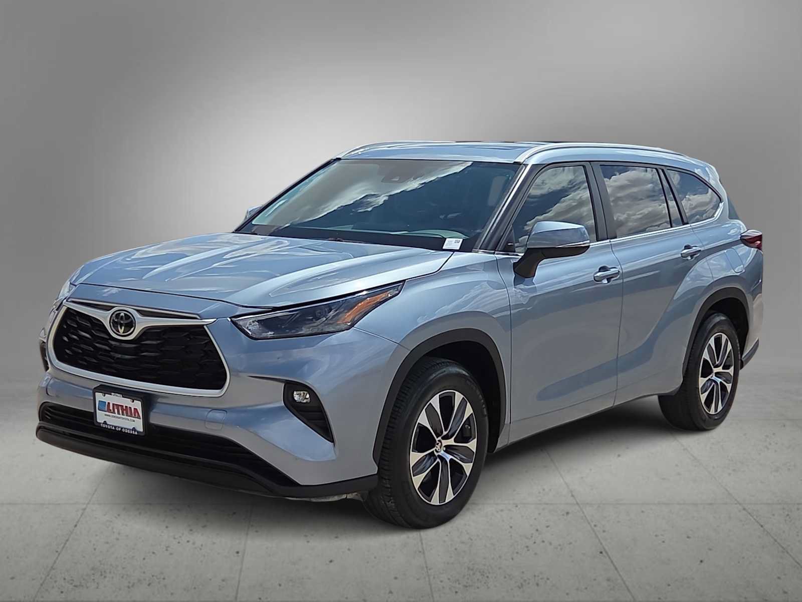 Used 2024 Toyota Highlander XLE FWD image 4