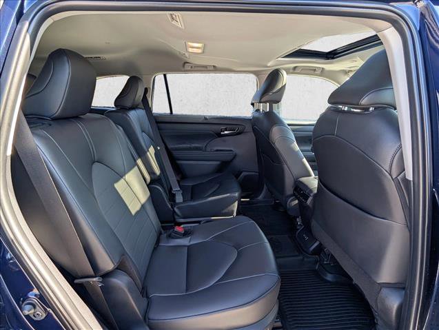 Used 2025 Toyota Highlander XLE image 21
