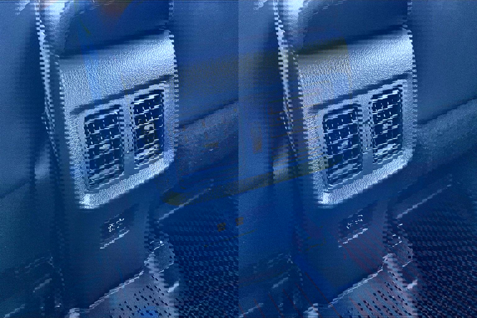 Used 2022 Toyota Venza XLE image 32