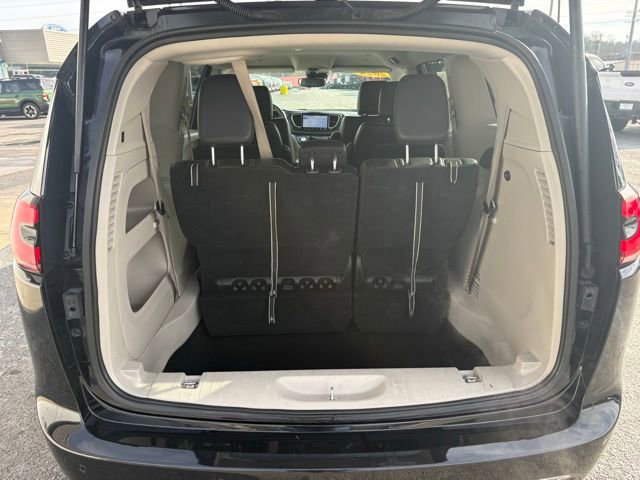 Used 2024 Chrysler Pacifica Touring-L image 33