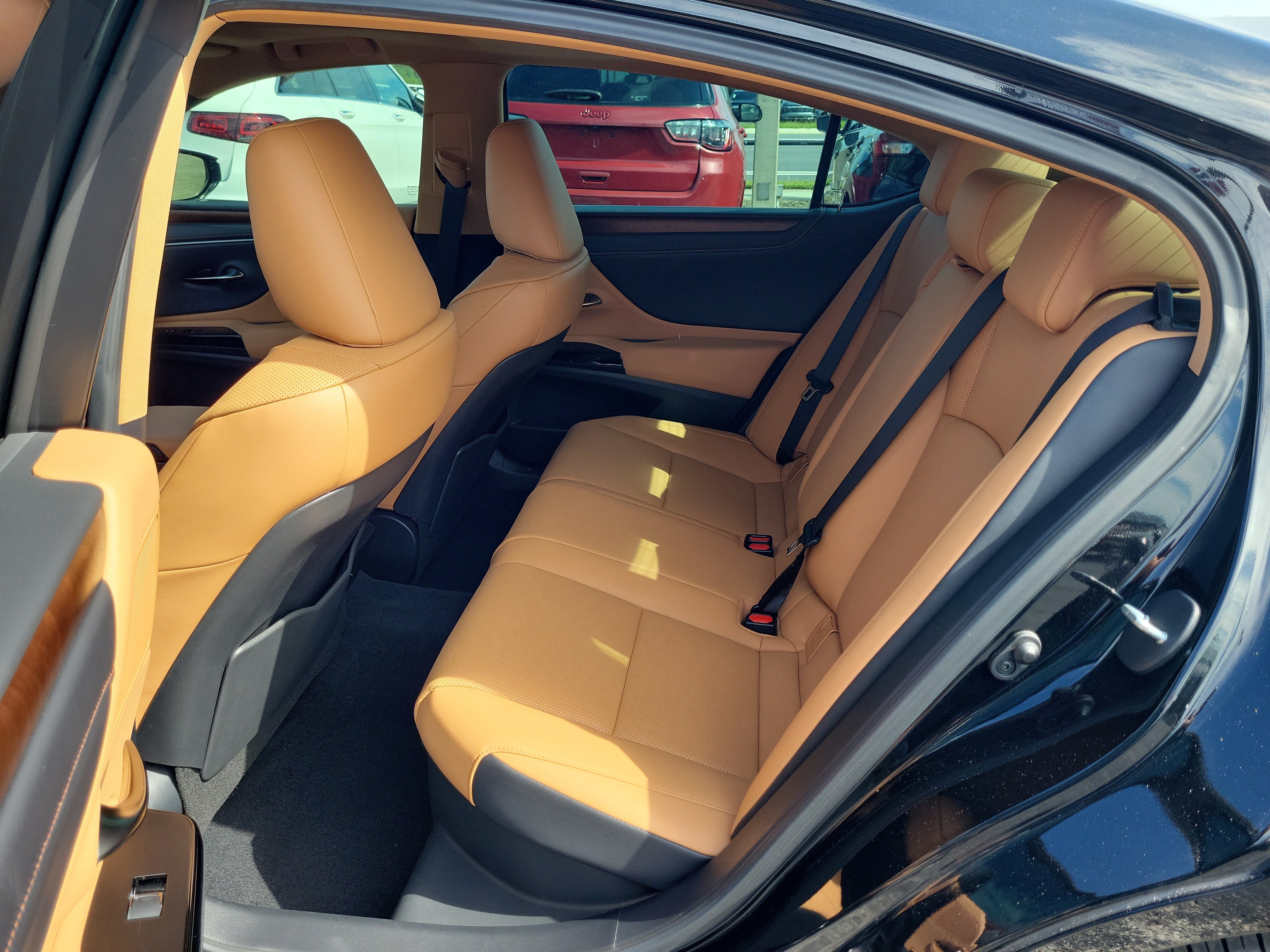 Used 2024 Lexus ES 300h w/ Premium Package FWD image 16
