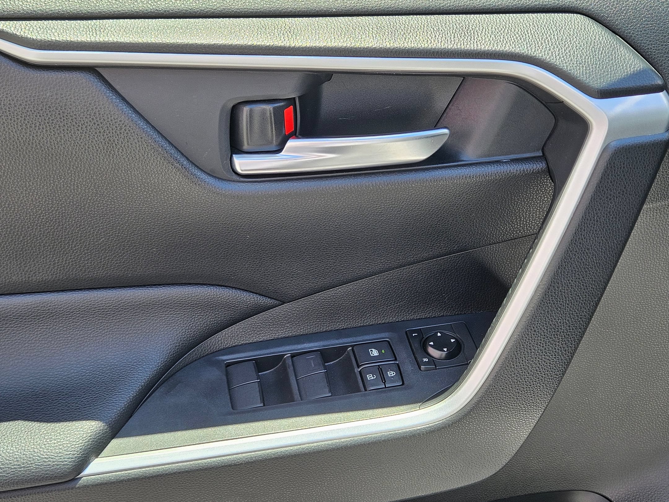 Used 2021 Toyota RAV4 XLE FWD image 19