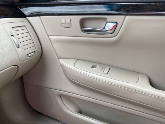 Used 2011 Cadillac DTS Luxury image 24