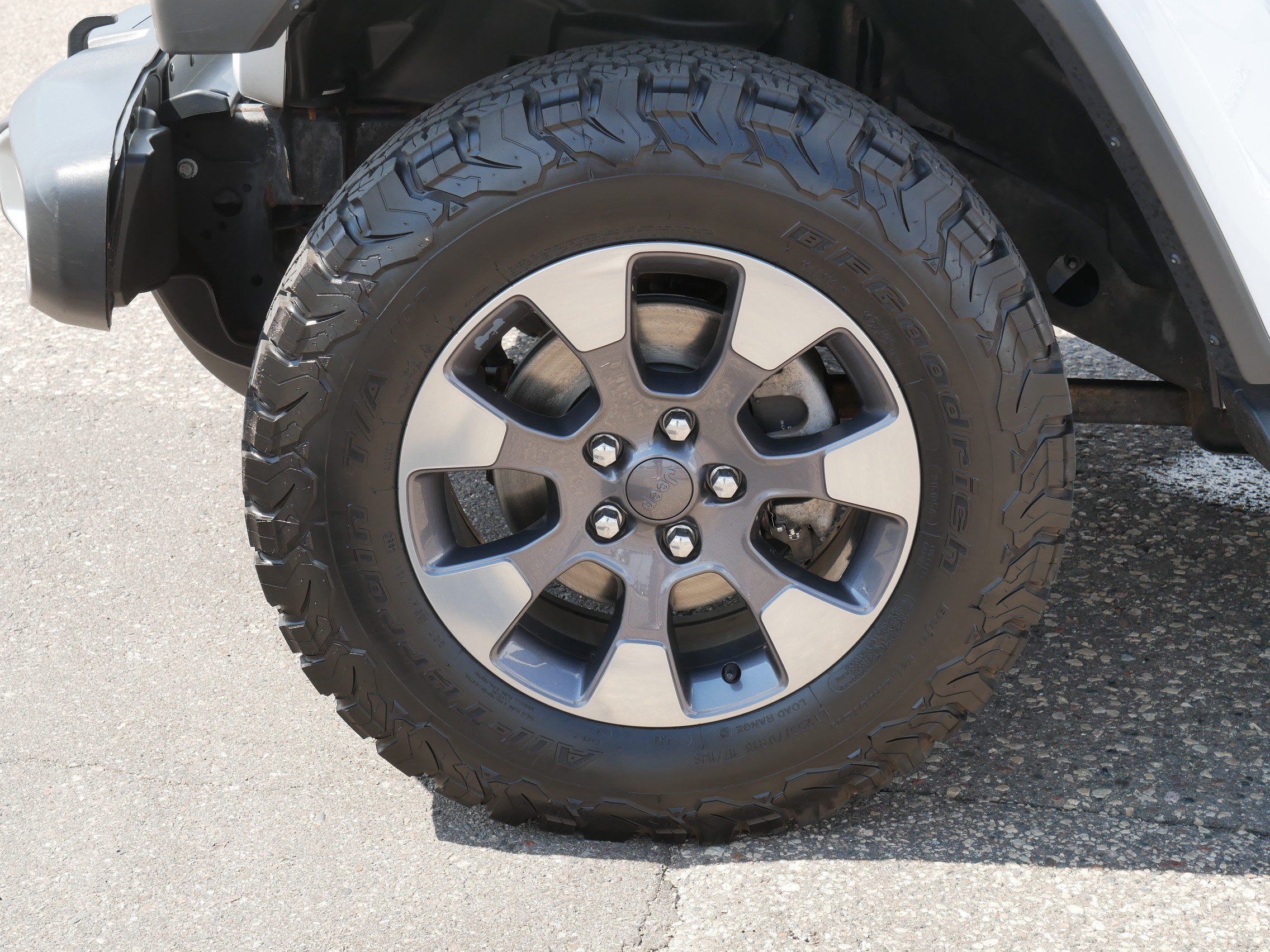 Used 2018 Jeep Wrangler Unlimited Sahara w/ Dual Top Group AWD/4WD image 15