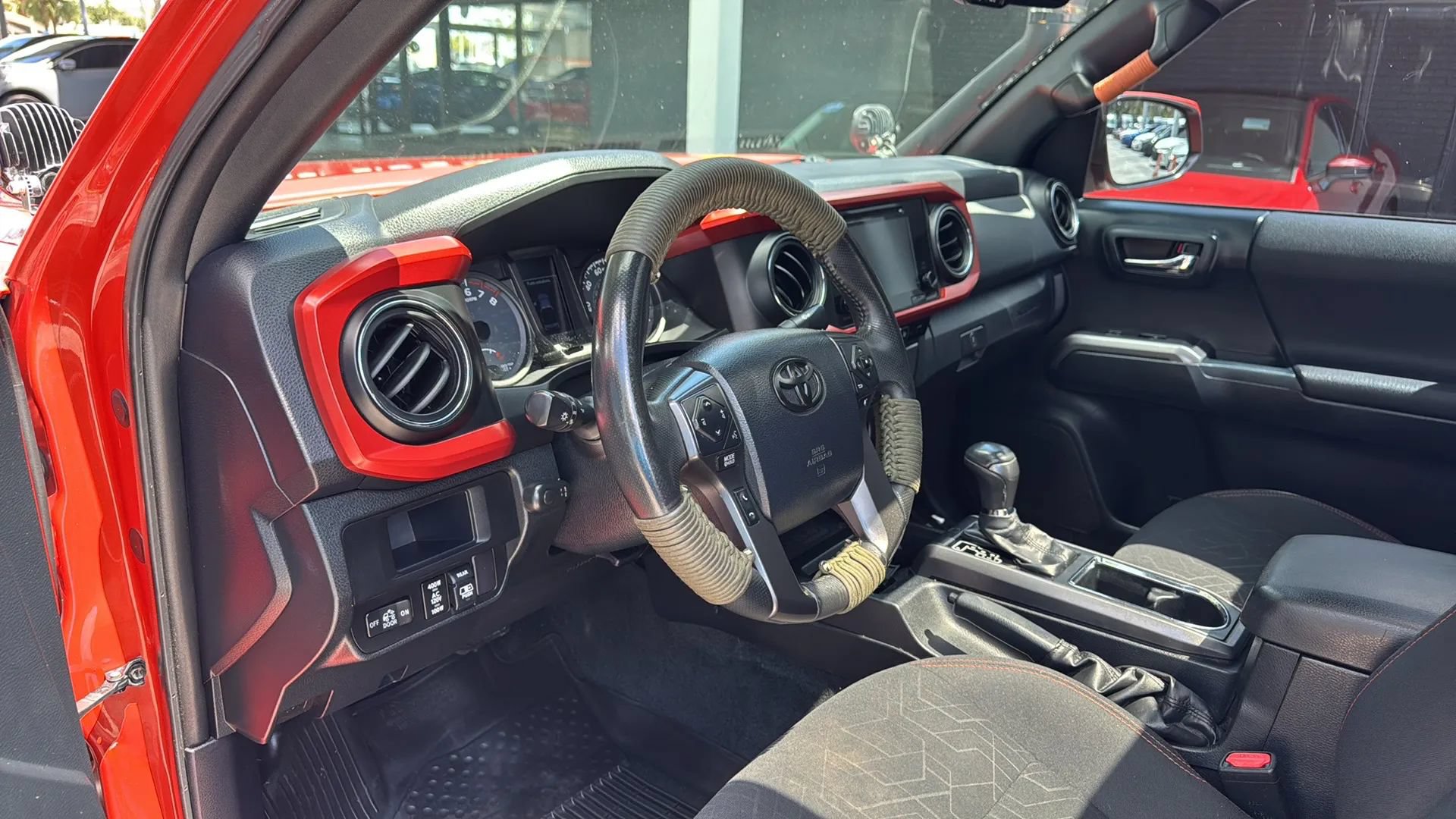 Used 2017 Toyota Tacoma TRD Off-Road w/ Premium & Technology Package AWD/4WD image 13