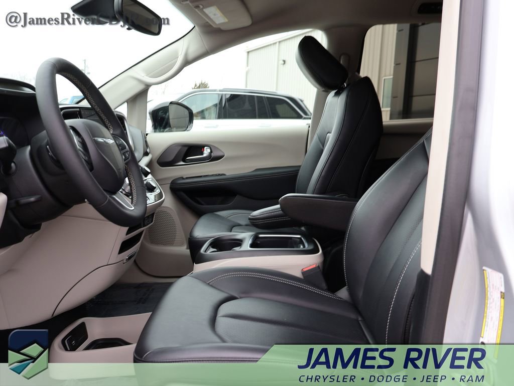 Used 2024 Chrysler Pacifica Touring-L image 22