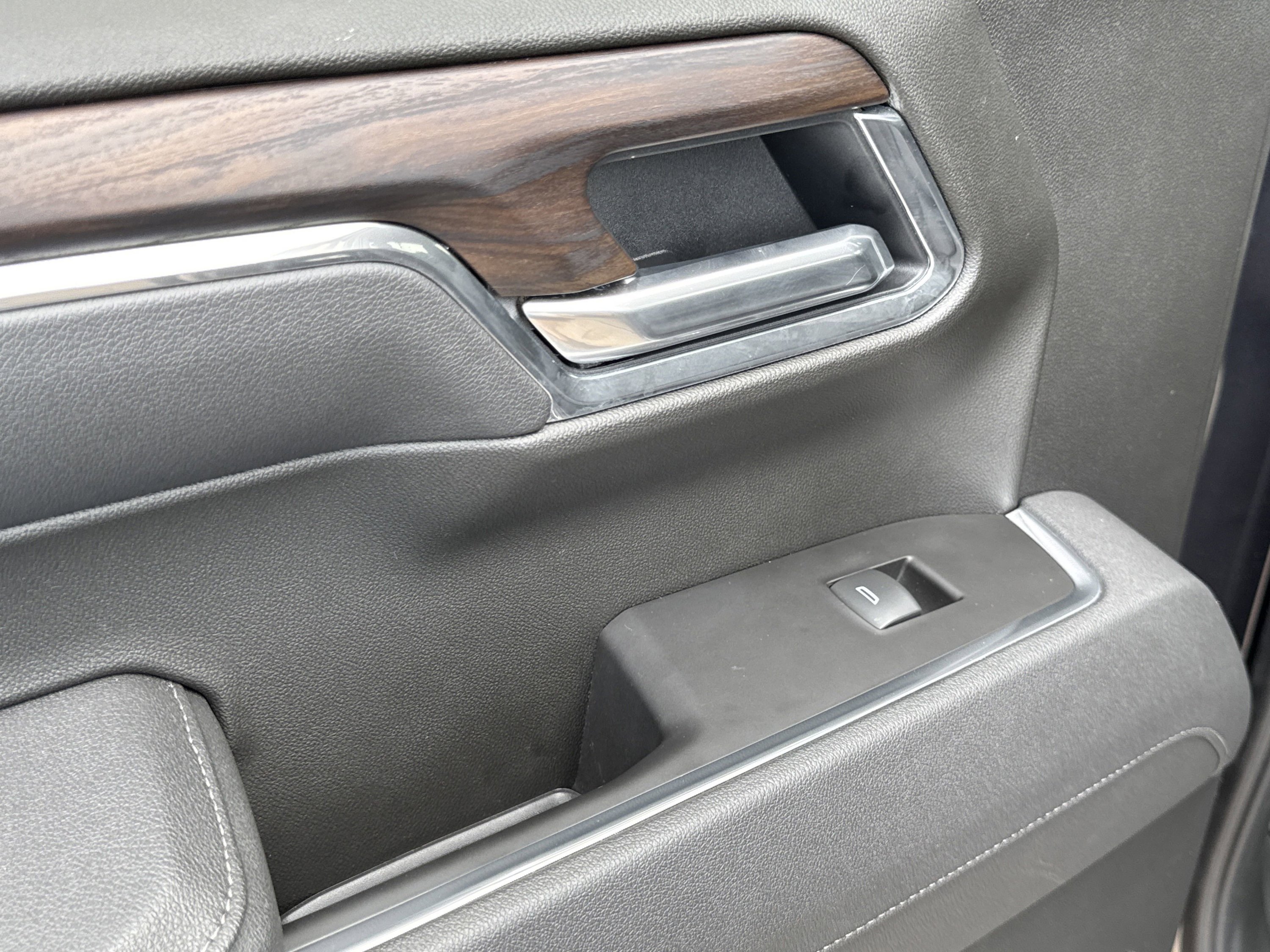 Used 2025 GMC Sierra 1500 SLT image 27