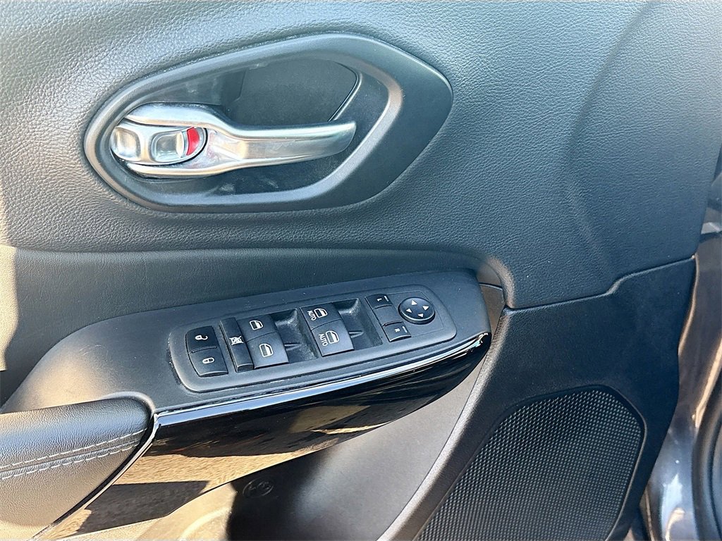 Used 2023 Jeep Cherokee Altitude Lux image 18