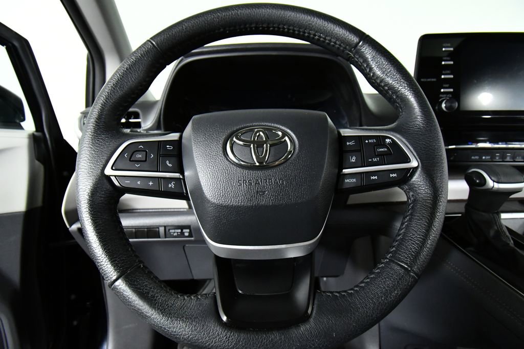 Used 2023 Toyota Sienna XLE image 2