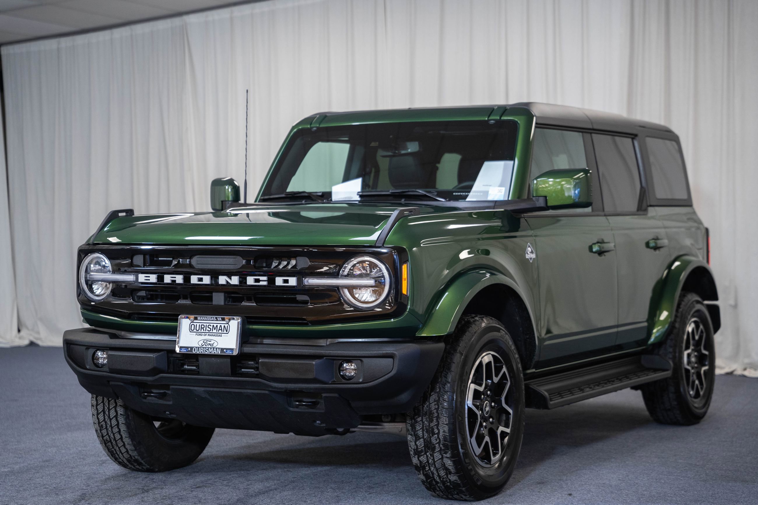 Used 2025 Ford Bronco Outer Banks image 3