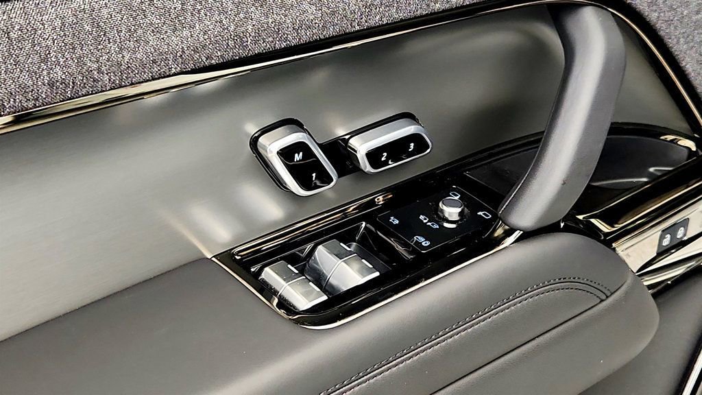Used 2025 Land Rover Range Rover Sport Dynamic SE image 12