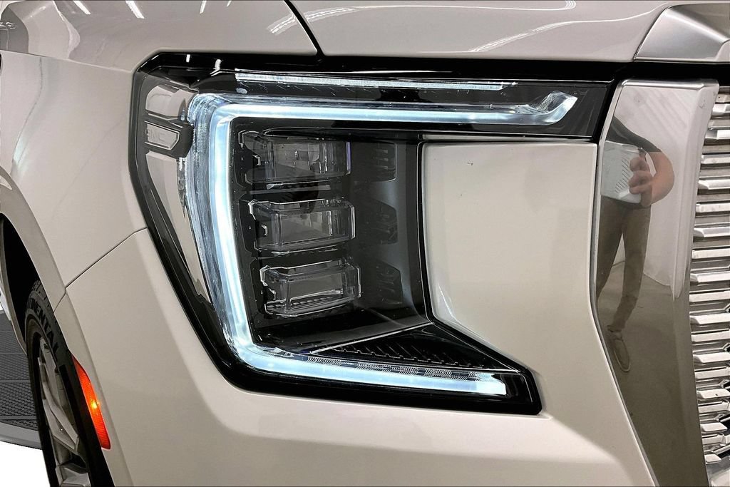 Used 2022 GMC Yukon Denali w/ Denali Premium Package AWD/4WD image 31
