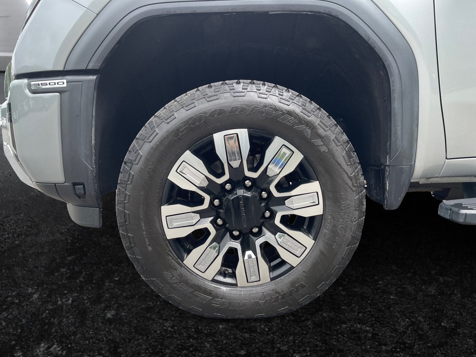 Used 2025 GMC Sierra 3500 Denali w/ Technology Package AWD/4WD image 32