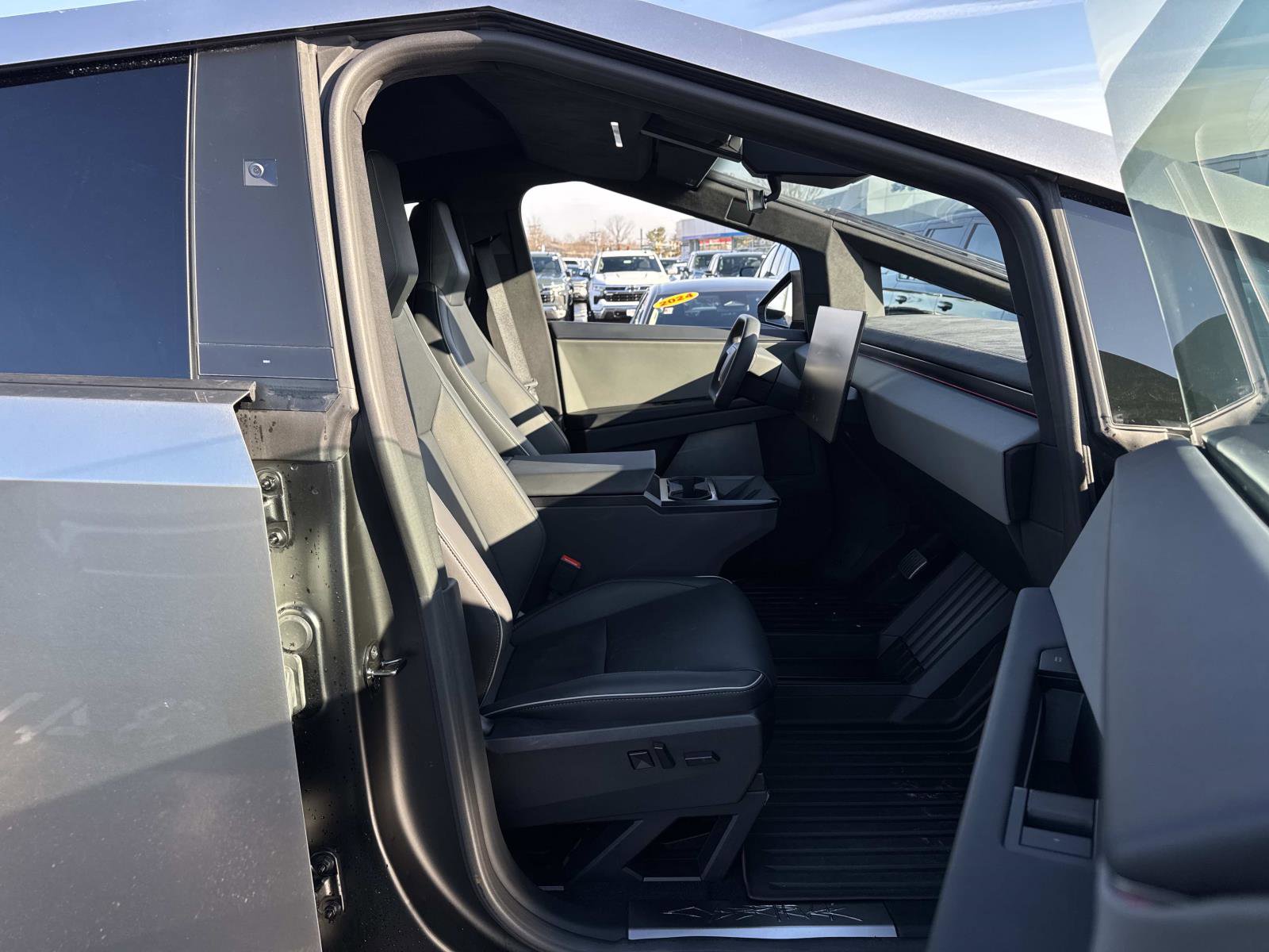 Used 2024 Tesla Cybertruck AWD Crew Cab image 11